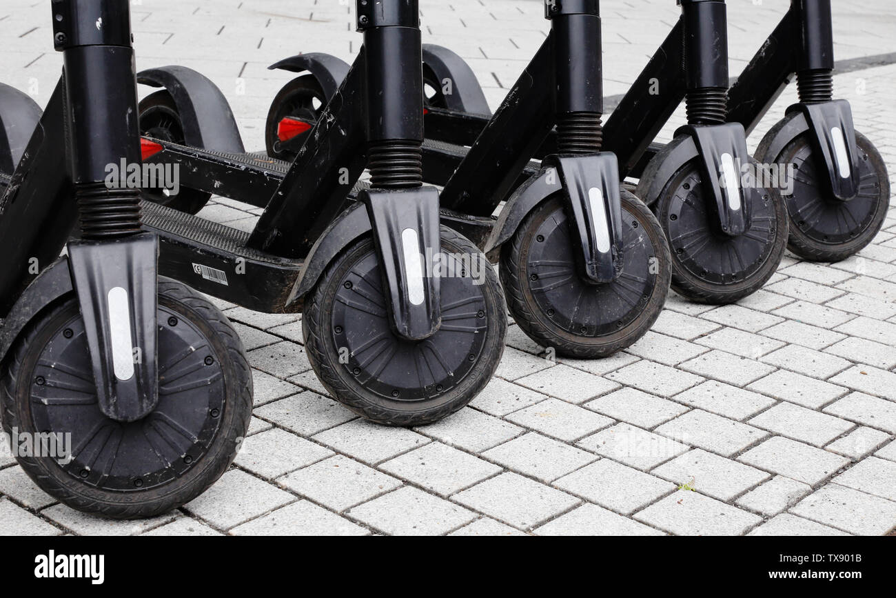 Oslo, Norvège - 20 juin 2019 : un groupe de scooters électriques en stationnement. Banque D'Images