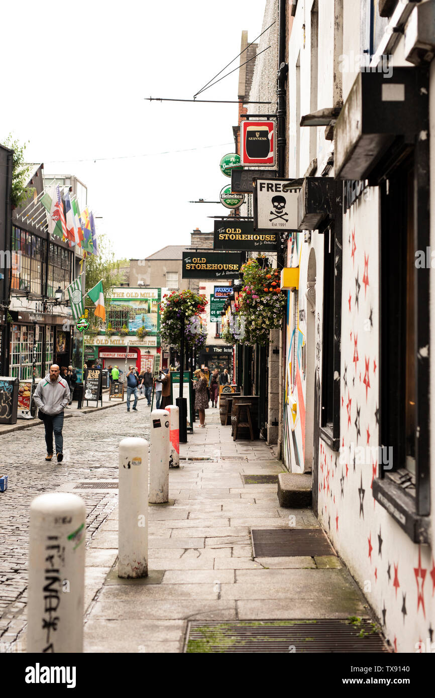 Pubs et restaurants bordent l'allée de la Couronne dans le populaire quartier touristique de Temple Bar à Dublin, Irlande. Banque D'Images