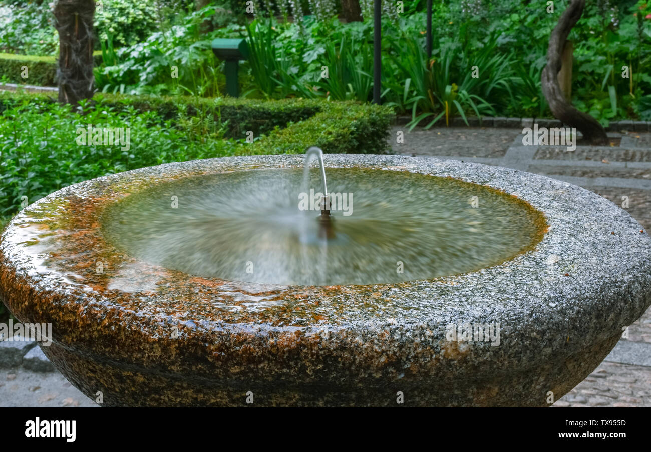 Jet d'eau potable fontaine en pierre Banque D'Images