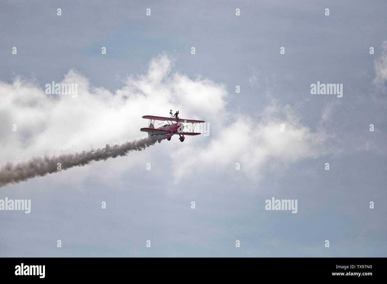 L'espace de Paris-Le Bourget, France. 23 Juin, 2019. Emiliano Del Buono pilote le Boeing Stearman Aircraft pour Wingwalking Danielle Del Buono. Banque D'Images