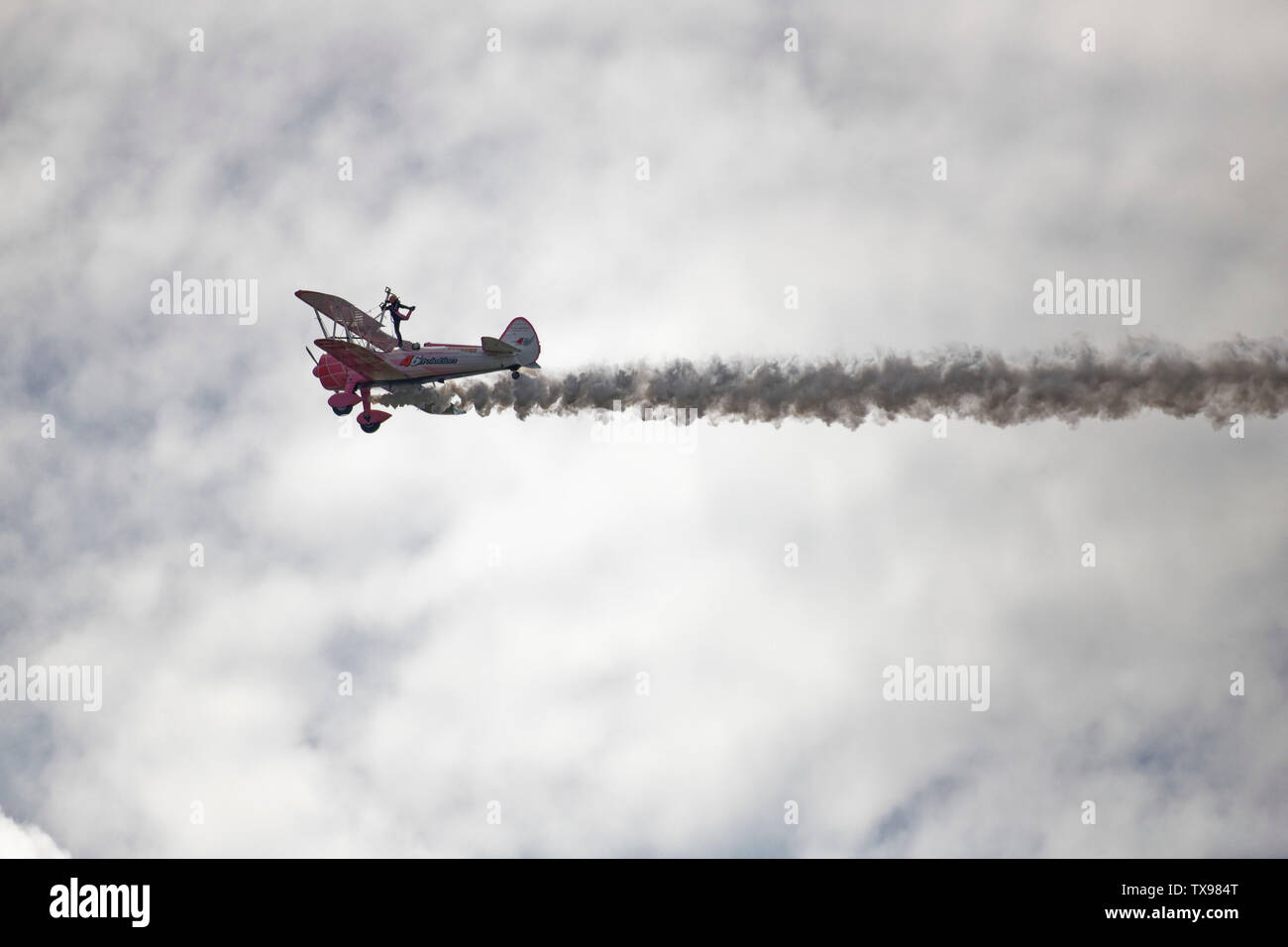 L'espace de Paris-Le Bourget, France. 23 Juin, 2019. Emiliano Del Buono pilote le Boeing Stearman Aircraft pour Wingwalking Danielle Del Buono. Banque D'Images