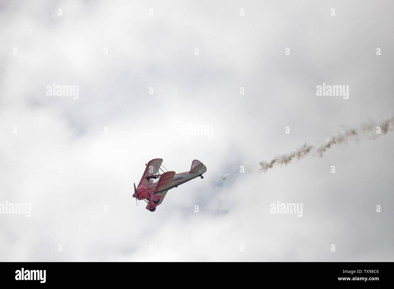 L'espace de Paris-Le Bourget, France. 23 Juin, 2019. Emiliano Del Buono pilote le Boeing Stearman Aircraft pour Wingwalking Danielle Del Buono. Banque D'Images