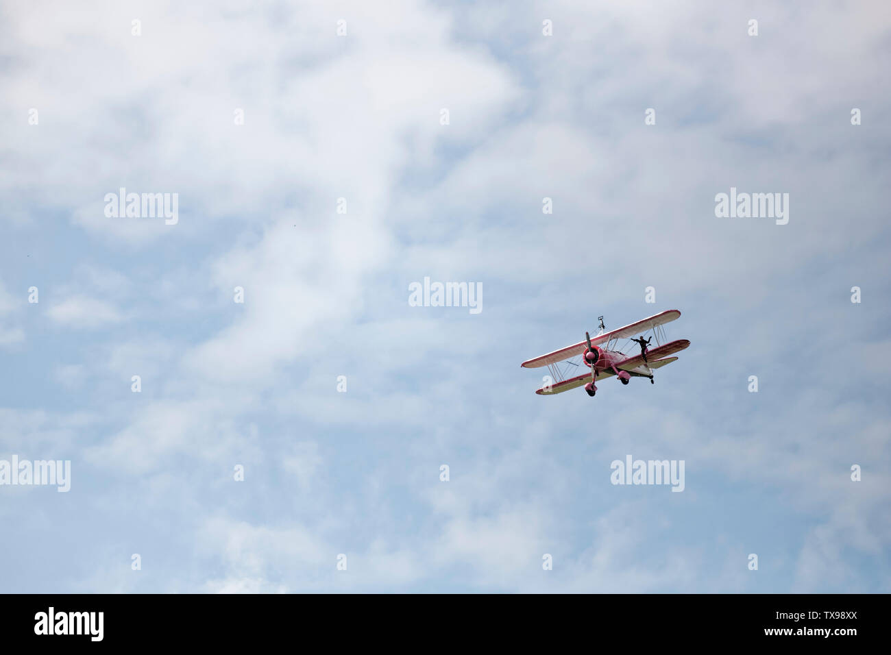 L'espace de Paris-Le Bourget, France. 23 Juin, 2019. Emiliano Del Buono pilote le Boeing Stearman Aircraft pour Wingwalking Danielle Del Buono. Banque D'Images