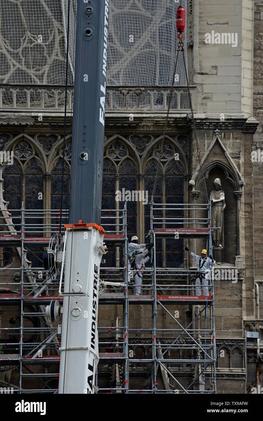 Paris, France. 24 juin 2019. Les travaux de restauration se poursuivent sur Notre Dame Cathédrale après l'incendie dévastateur en avril. Installer les travailleurs de la construction à côté de l'échafaudage structure massive. G.P. Essex/Alamy Live News Banque D'Images