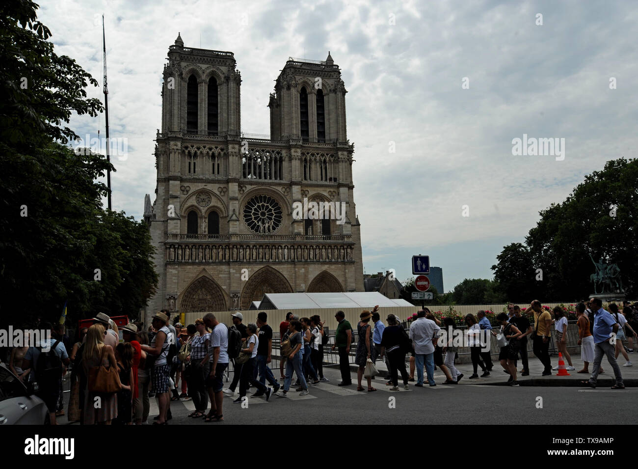 Paris, France. 24 juin 2019. L'incendie dévastateur de la Cathédrale Notre Dame n'a pas empêché la foule de touristes qui affluent toujours de prendre des photos de la structure comme un travail de réparation se poursuit. G.P. Essex/Alamy Live News. Banque D'Images