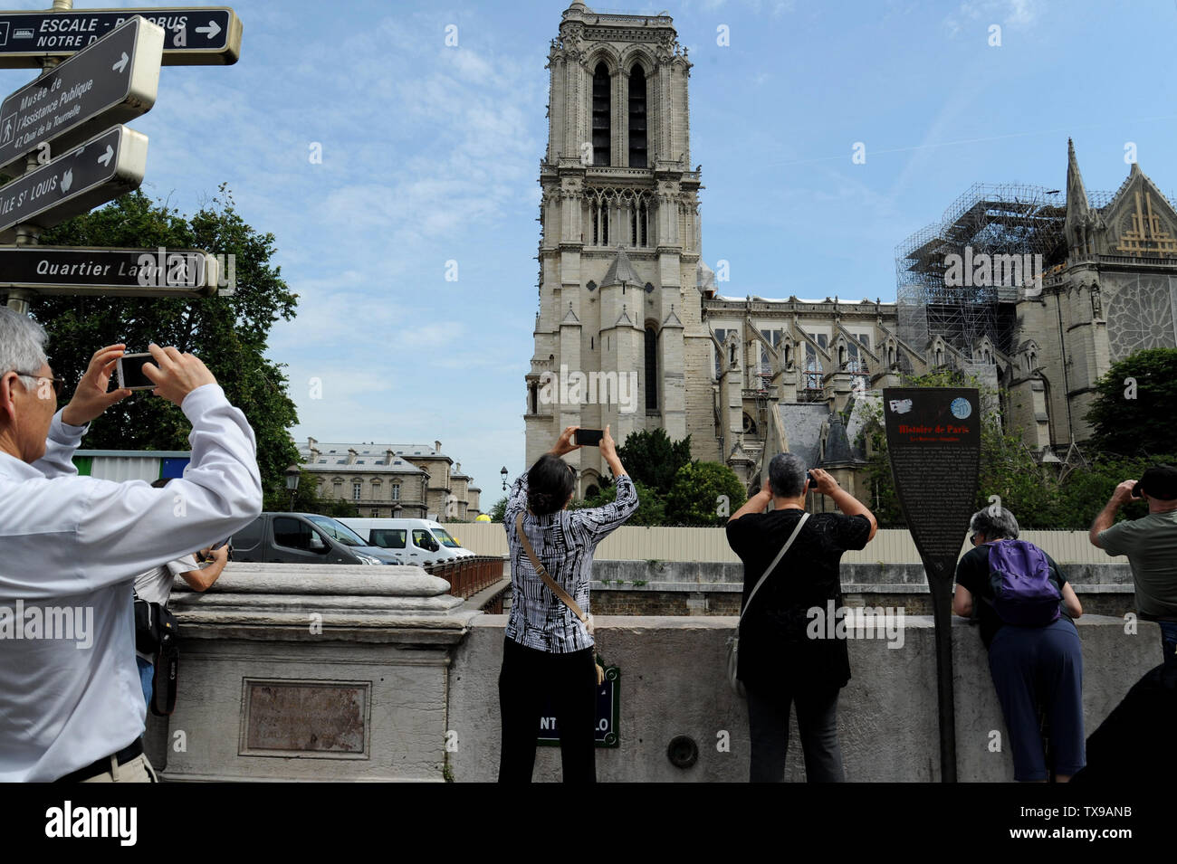 Paris, France. 24 juin 2019. L'incendie dévastateur de la Cathédrale Notre Dame n'a pas empêché la foule de touristes qui affluent toujours de prendre des photos de la structure comme un travail de réparation se poursuit. G.P. Essex/Alamy Live News. Banque D'Images