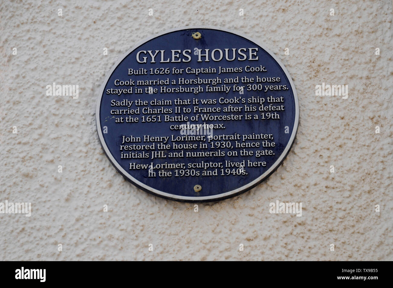 Gyles house dans le village écossais de Pittenween a été construit, comme le dit blue plaque, a été construit pour un le capitaine James Cook, pas le capitaine anglais Cook ! Banque D'Images