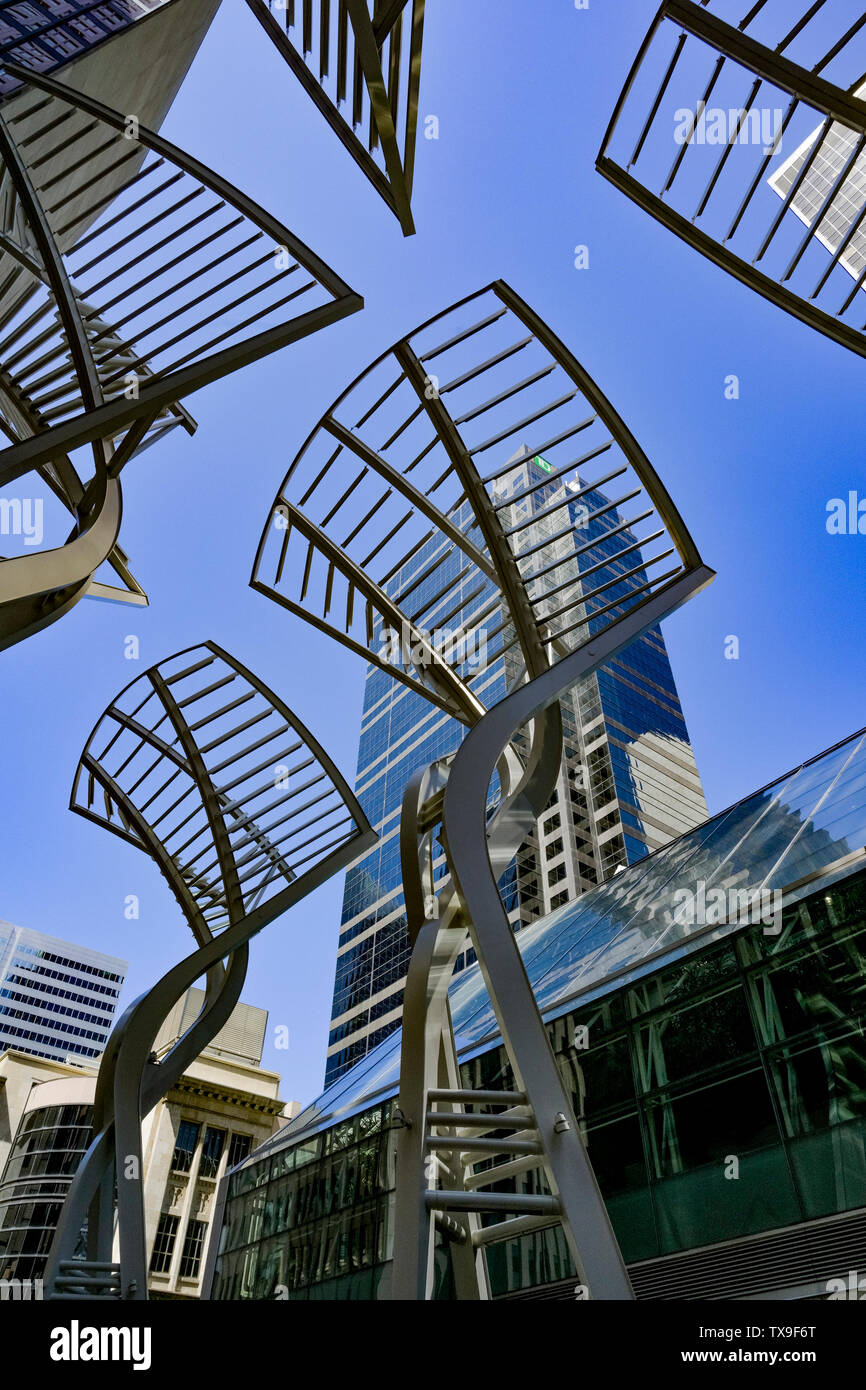 "La sculpture des arbres de l'avenue Stephen, conçu pour réduire des rafales de vent entre les bâtiments, Calgary, Alberta, Canada Banque D'Images