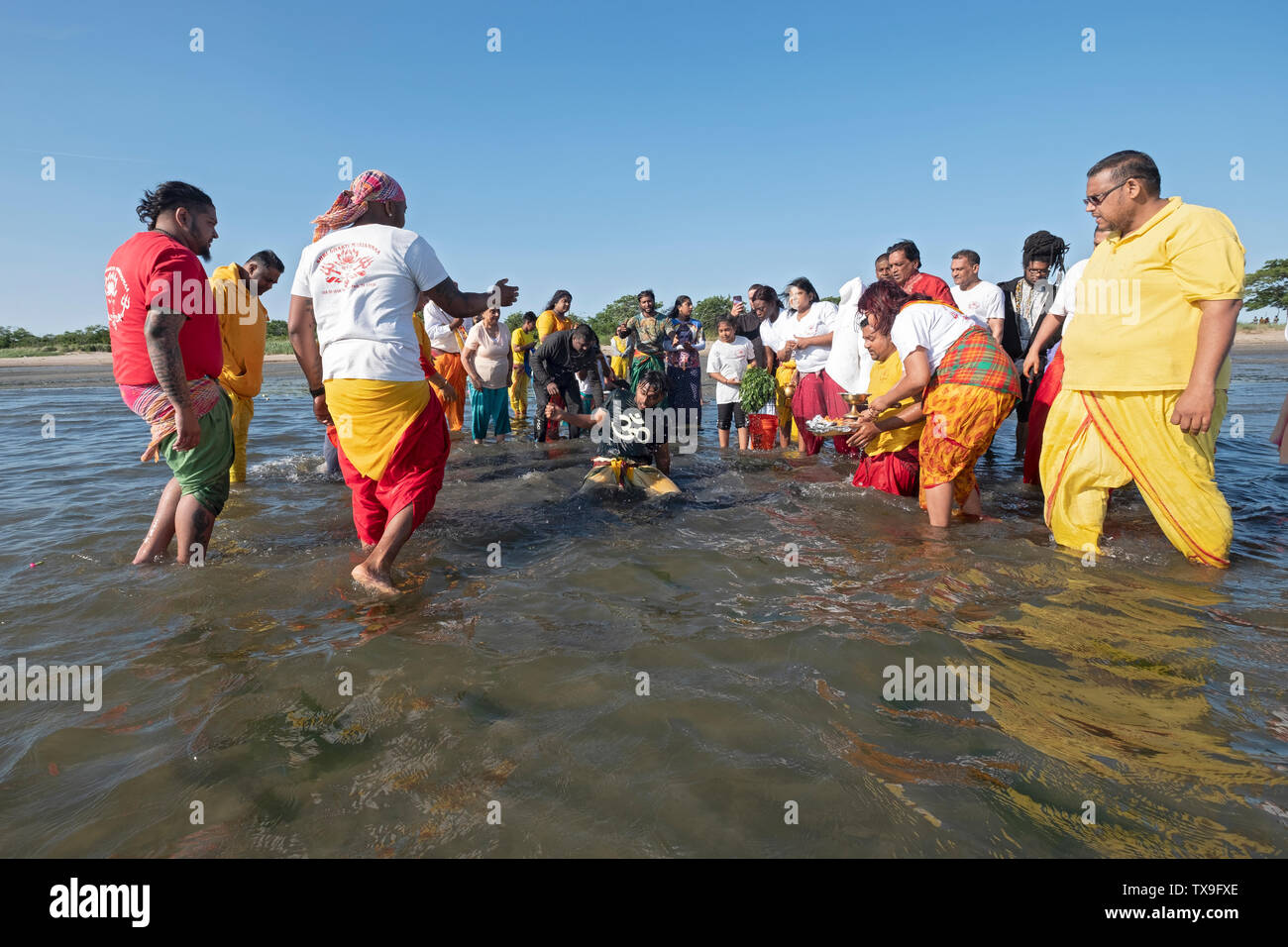 Avant le rituel de purification de la MAA GANGA, un POOSAI nettoie pujari lui-même. Dans le Queens, à New York . Banque D'Images