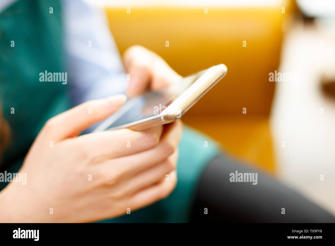 Serveuse et serveur sont en service Banque D'Images