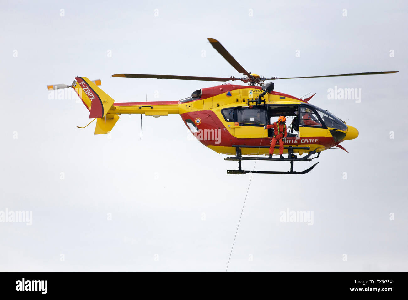 L'espace de Paris-Le Bourget, France. 23 Juin, 2019. Démonstration de vol de la Sécurité Civile Française avec Eurocopter EC145 F-ZBPX à la 53e Paris Air Show. Banque D'Images