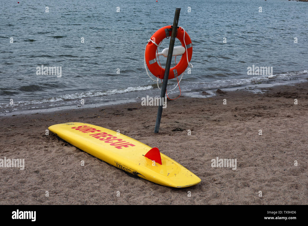 Surf rescue board et orange gareautrain à vide Hietaranta Beach à Helsinki, Finlande Banque D'Images