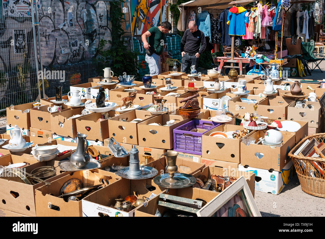 Berlin, Allemagne - juin 2019 : Les boîtes avec des objets de seconde main sur le marché aux puces de Berlin Banque D'Images