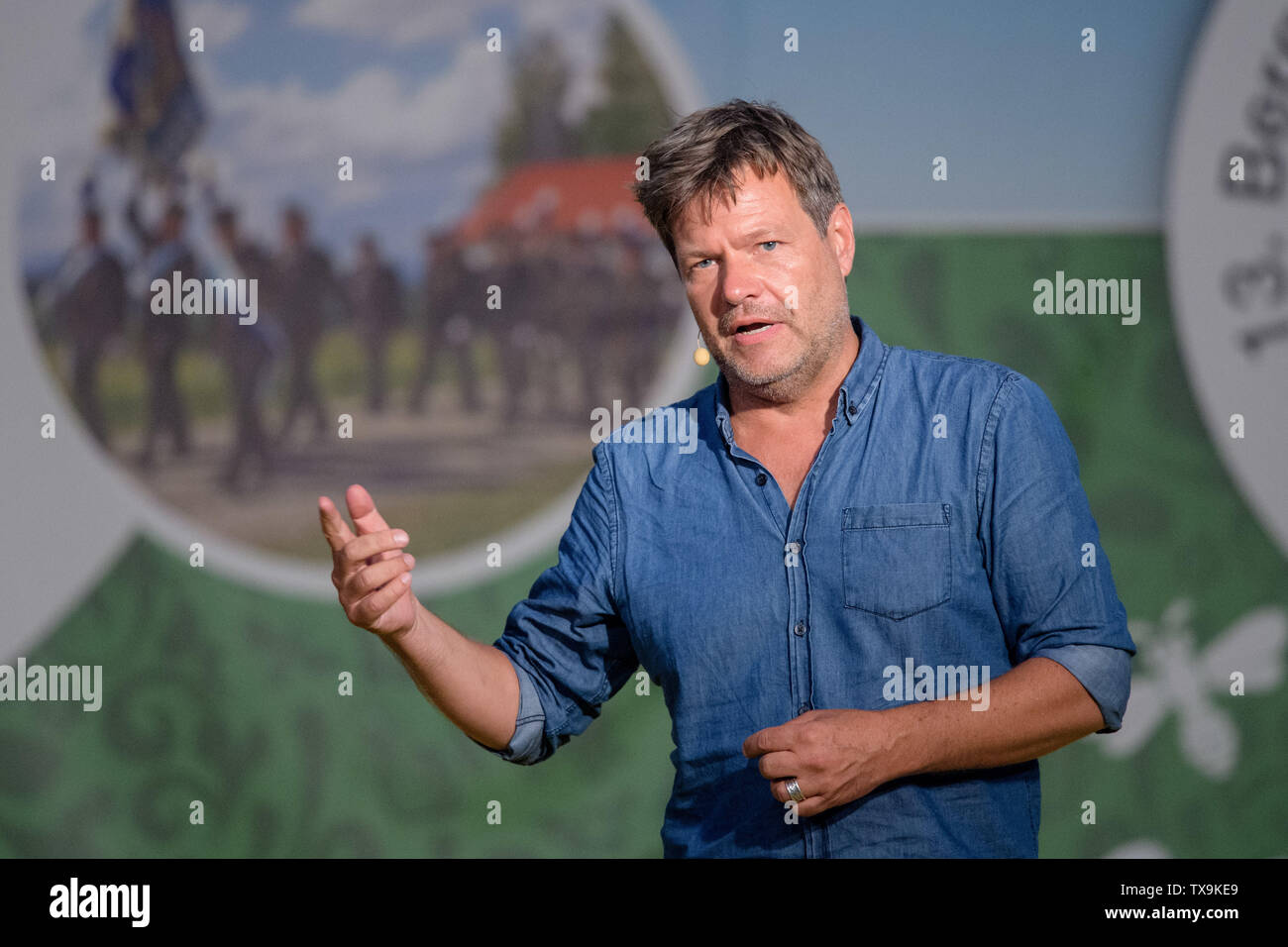24 juin 2019, la Bavière, Peißenberg : Robert Habeck, Président fédéral de Bündnis 90/Die Grünen, parle dans une tente à bière à la semaine du festival '100 ans de Markt Peißenberg'. Photo : Matthias Balk/dpa Banque D'Images