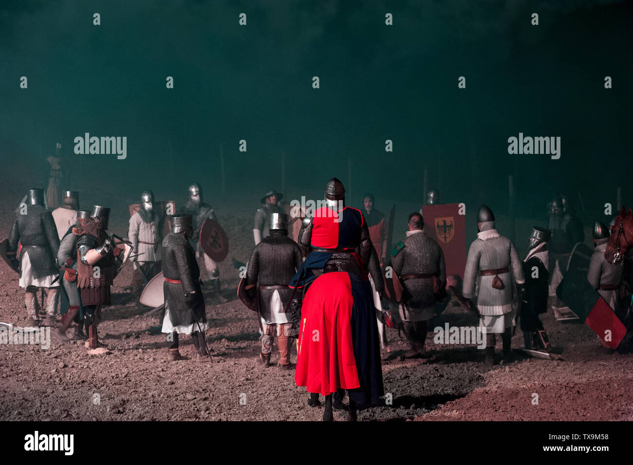 Les participants non identifiés au cours de la reconstitution historique "battaglia di Colle'. Guerriers médiévaux debout sur le champ de bataille après le combat. Banque D'Images