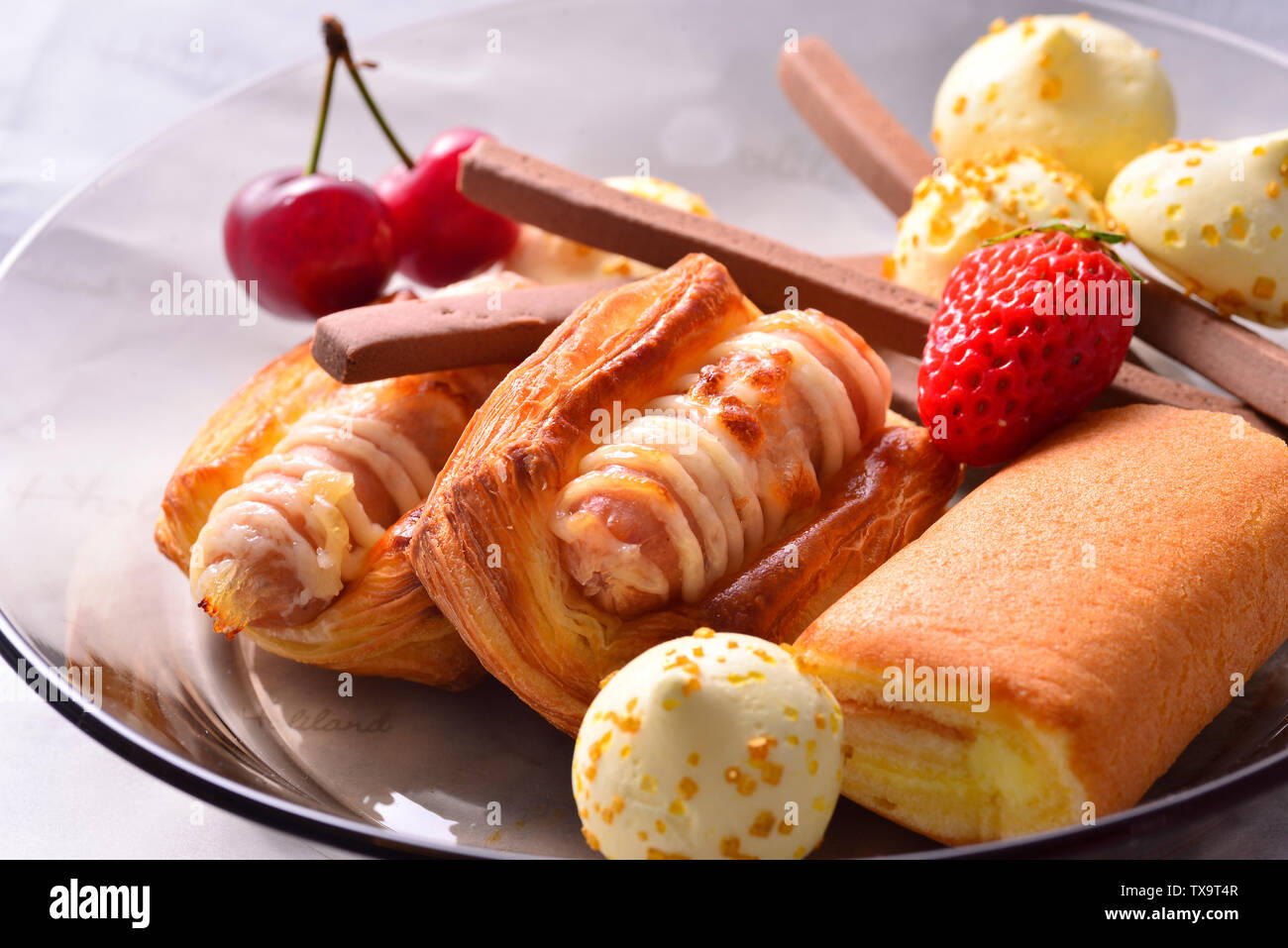 Gâteau de repas sur une aire de pique-nique. Thé de l'après-midi. Banque D'Images