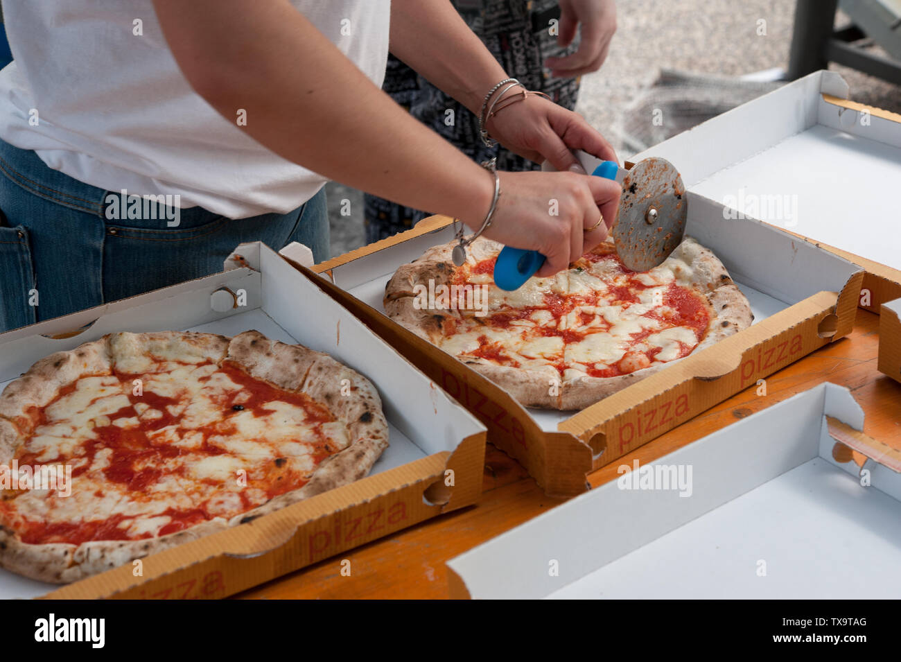 Pizza Margherita coupé en tranches, prêt à emporter dans des boîtes en carton. Banque D'Images