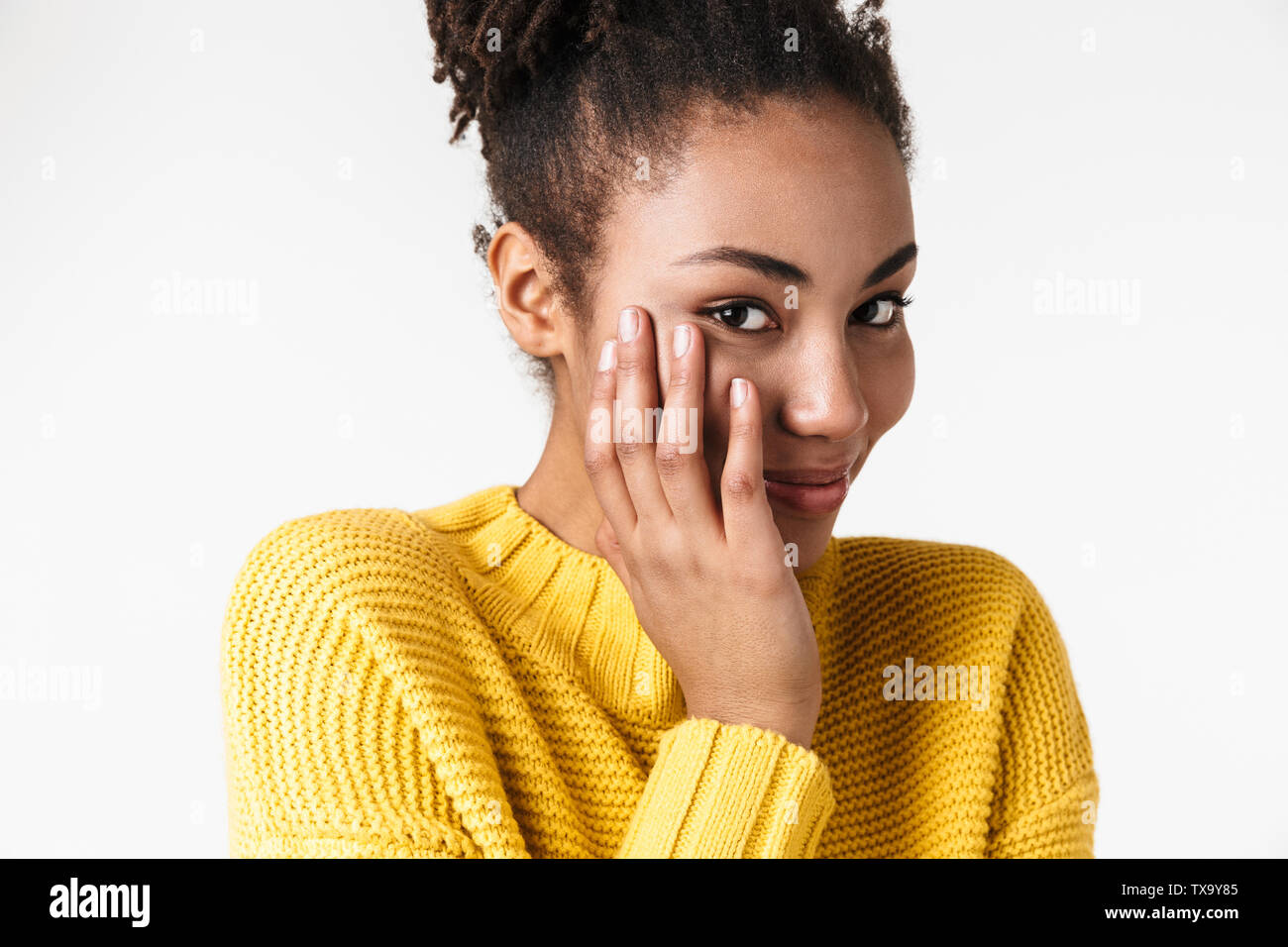 Image libre de charmant african american woman smiling and looking at camera isolated over white background Banque D'Images