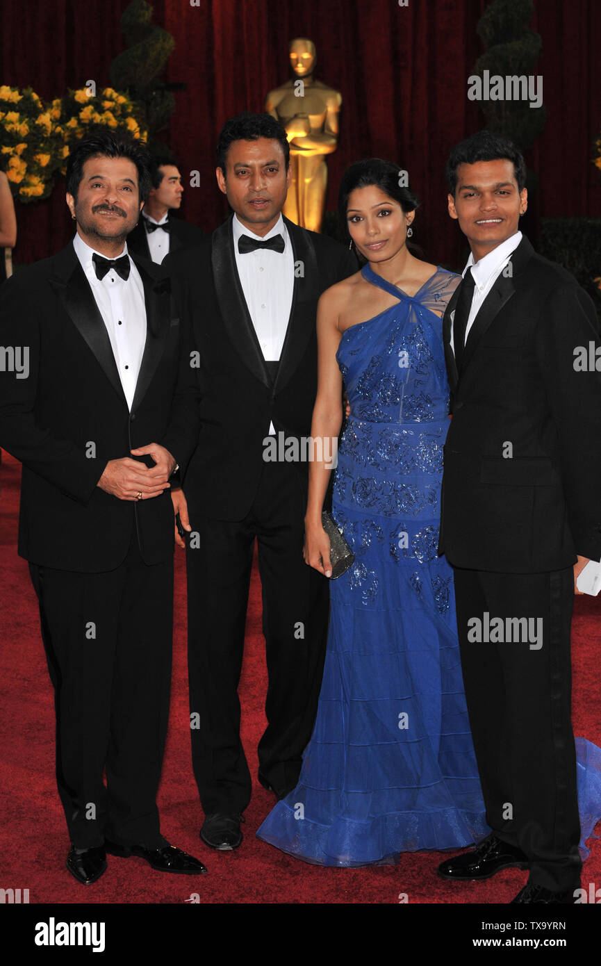 LOS ANGELES, CA. 22 février 2009 : Anil Kapoor et Shah Rukh Khan & Freida Pinto & Madhur Mittal à la 81e cérémonie des Oscars au Kodak Theatre, à Hollywood. © 2009 Paul Smith / Featureflash Banque D'Images