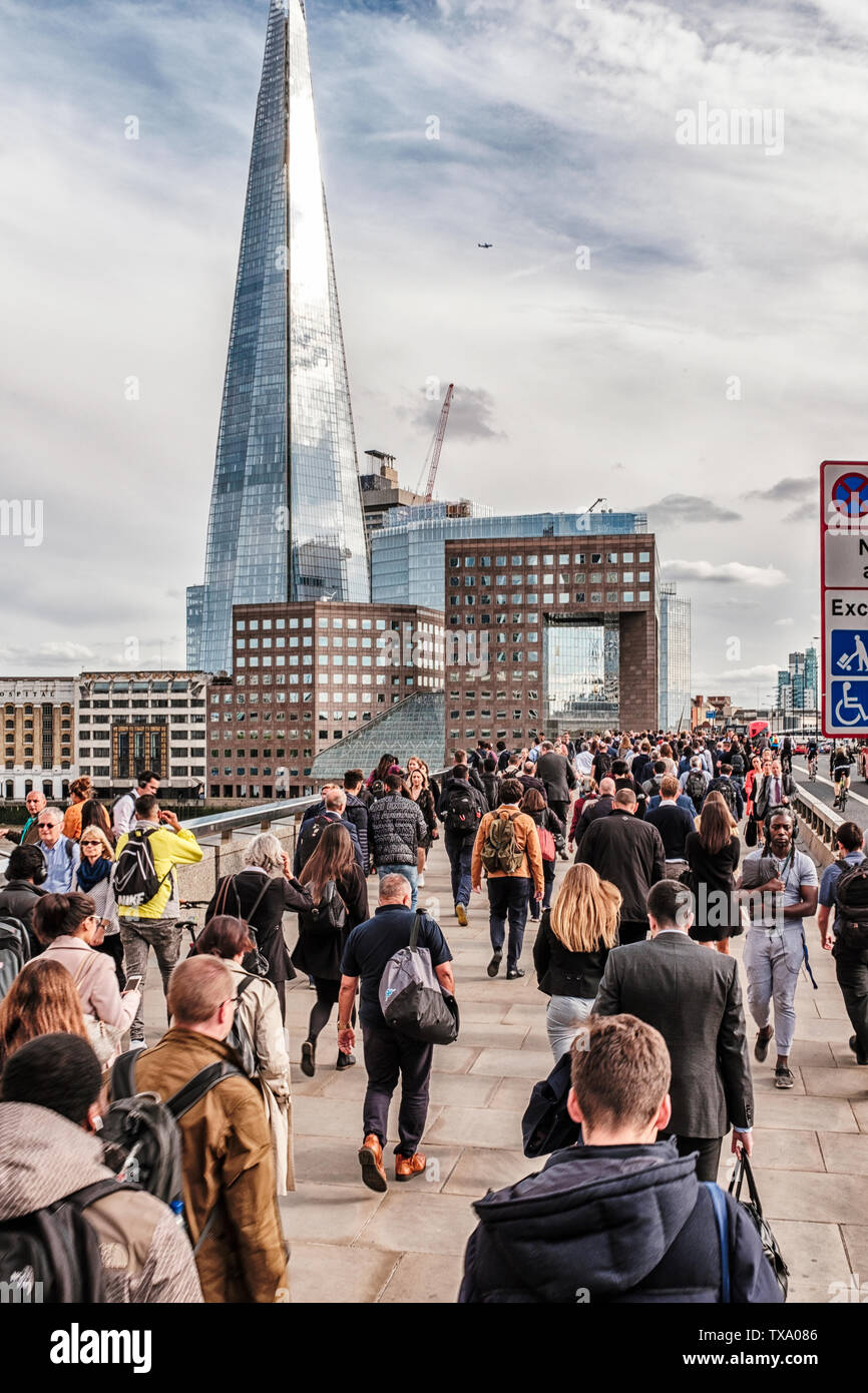 Les banlieusards se précipiter sur London Bridge, London,UK Banque D'Images