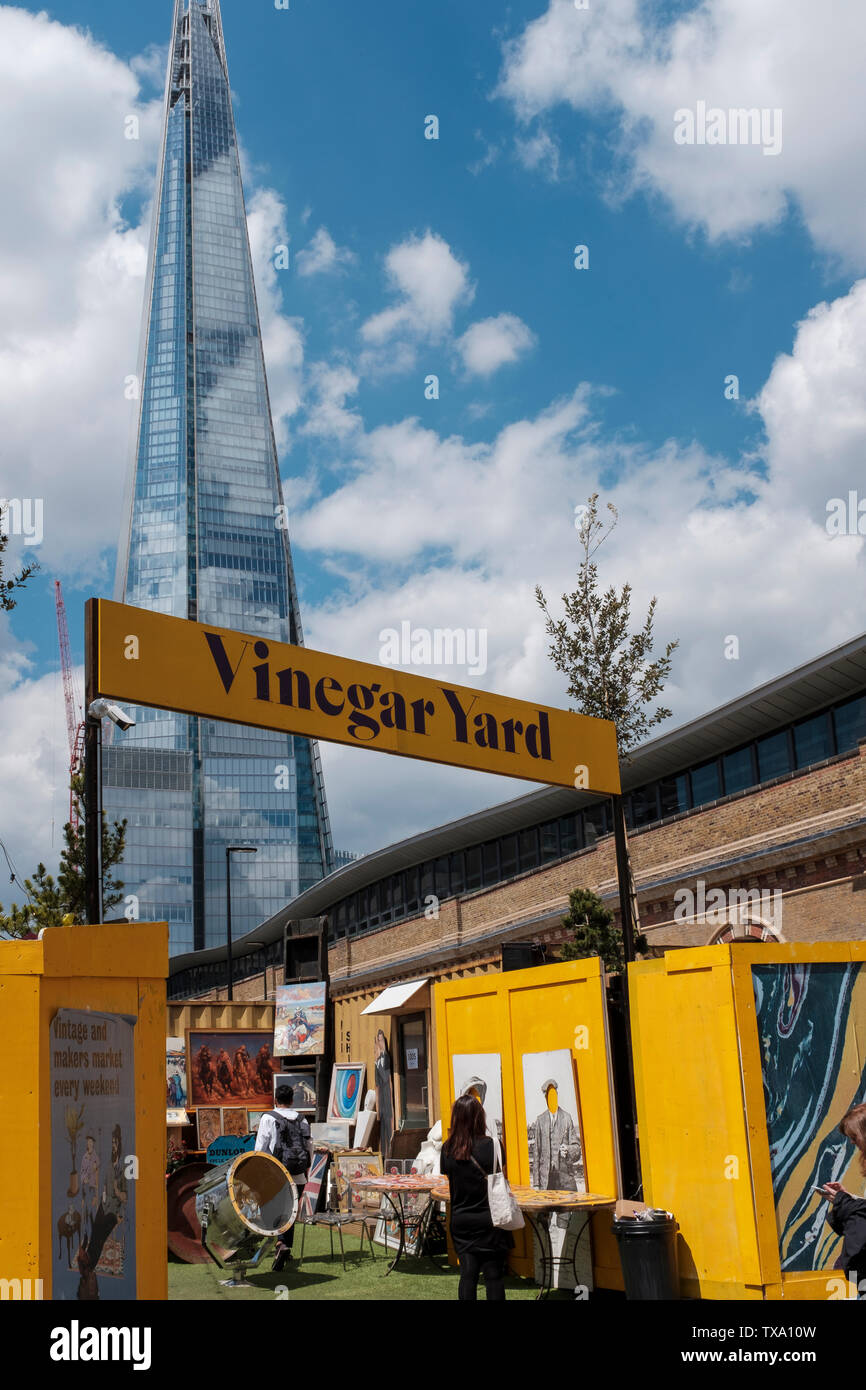 Cour London-Vinegar,UK est un jardin urbain ouvert sept jours par semaine, avec des stands de nourriture, vêtements vintage et antiquités meubles, et un bar tirant abeille locale Banque D'Images