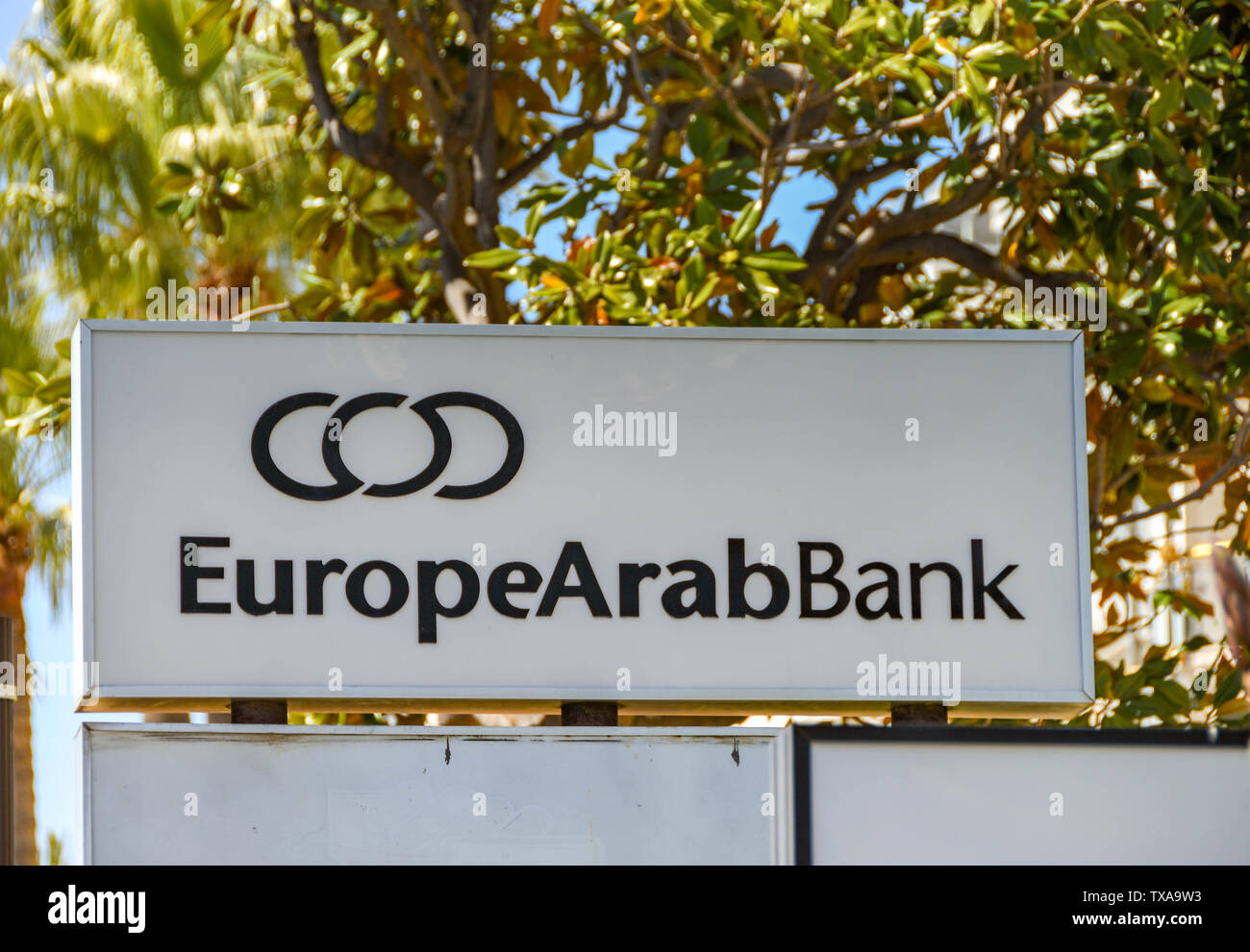 CANNES, FRANCE - Avril 2019 : signe extérieur de la direction générale de l'Europe Banque arabe sur la promenade de front de mer à Cannes. Banque D'Images
