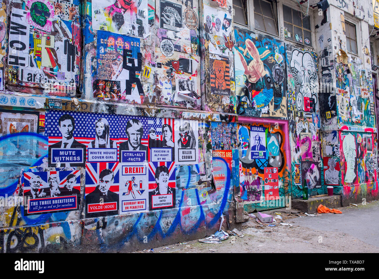 Mur recouvert de graffitis dans le célèbre mur de Shoreditch à sept étoiles Cour, une cour remplie de street art près de Brick Lane, Shoreditch Banque D'Images