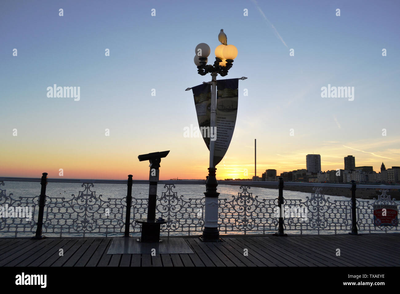 Brighton/UK - 15 août 2016 : Très belle vue panoramique cityscape de Brighton au coucher du soleil vu de la jetée de la ville moderne décoré avec une lampe. Banque D'Images