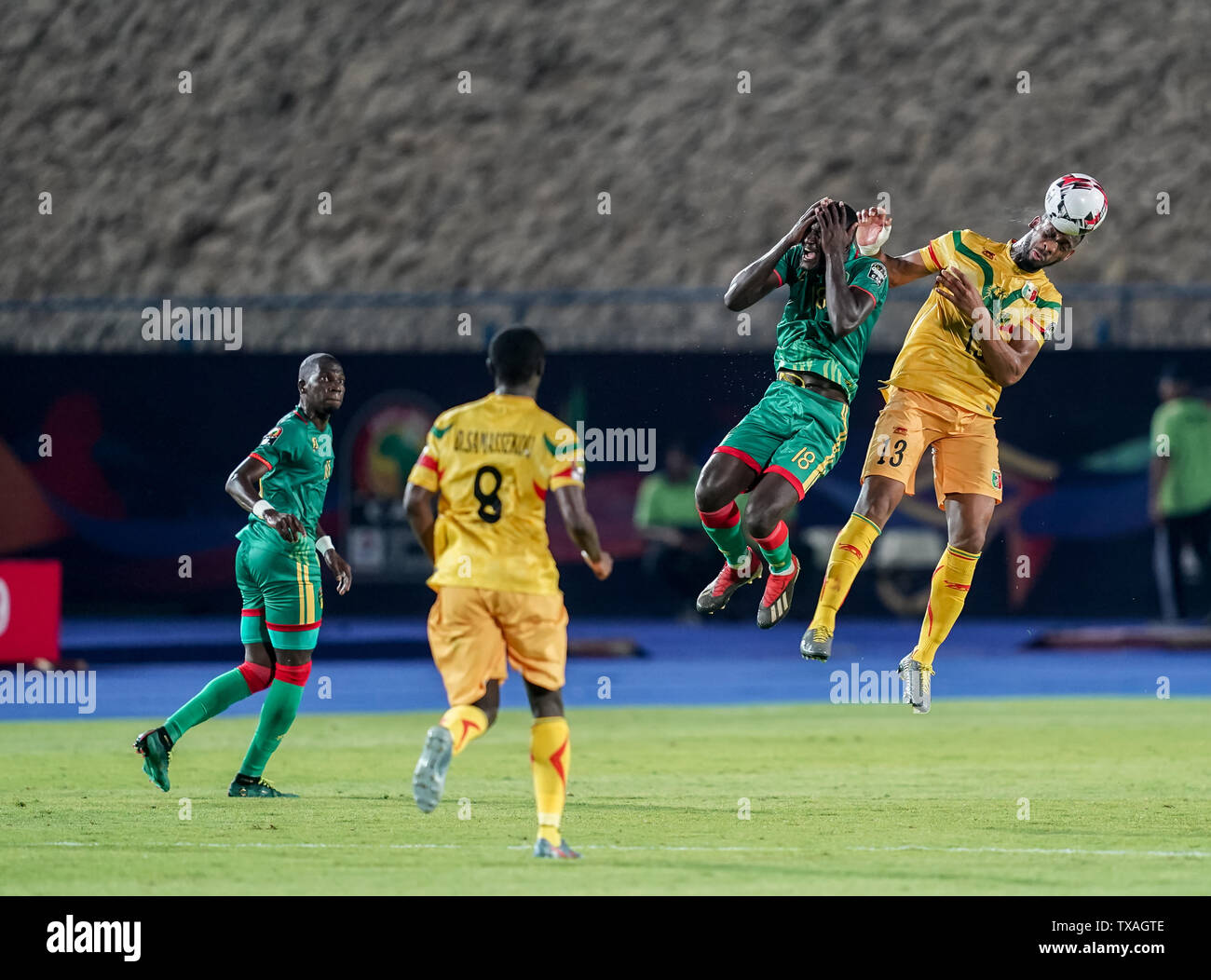 Suez, Egypte. 24 Juin, 2019. Molla Wague du Mali et El Hacen El Id de Mauritanie difficile pour la balle pendant la coupe d'Afrique des Nations 2019 match entre le Mali et la Mauritanie au stade de l'Armée de Suez dans Suez, Egypte le 24 juin 2019. Credit : Cal Sport Media/Alamy Live News Banque D'Images