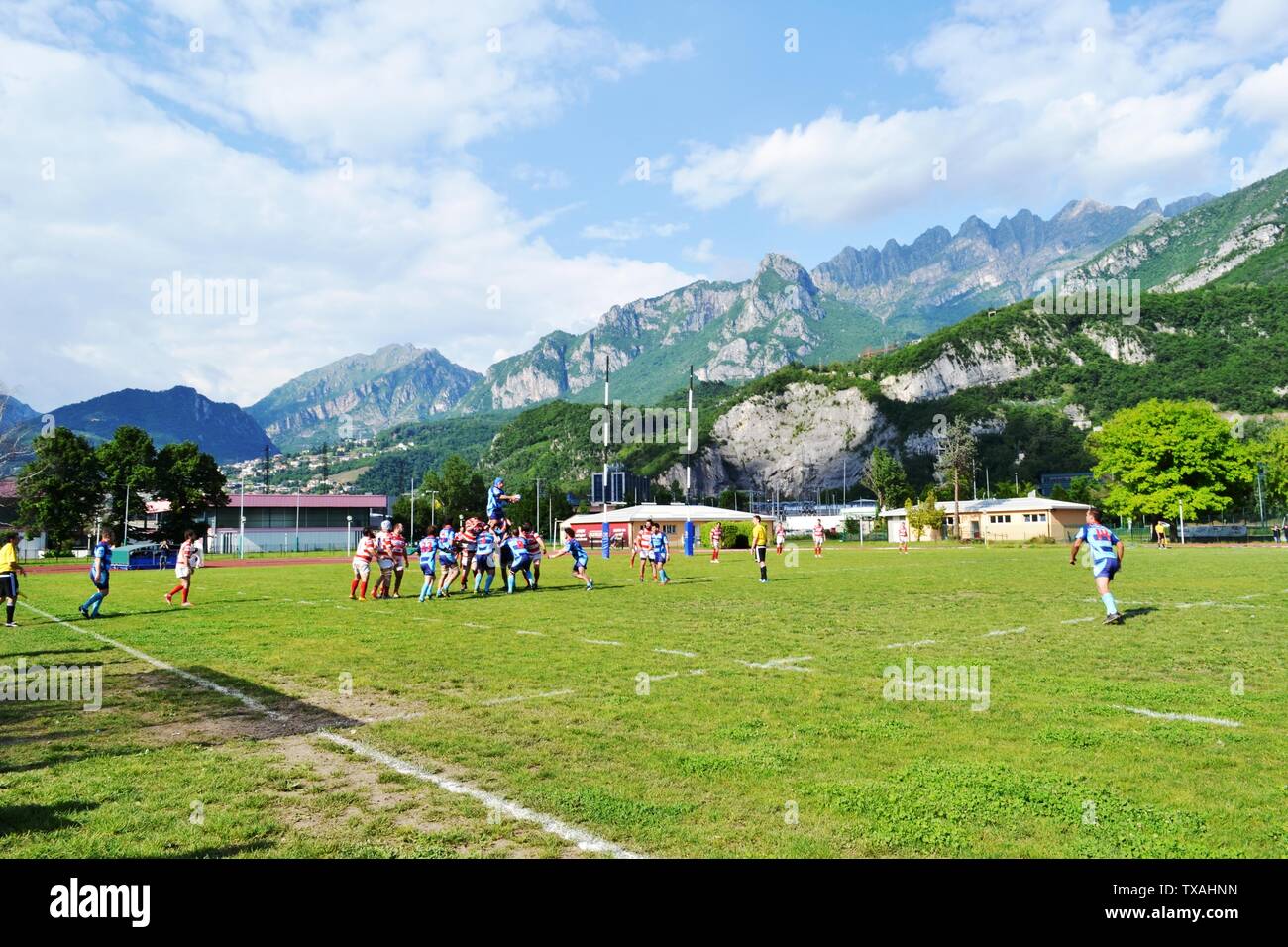 Lecco/Italie - le 24 mai 2015 : Mountain Resegone sur Lecco et le match de rugby entre Lecco et ASD Rugby Rugby Casale sur le terrain de sport de Lecco Bione. Banque D'Images