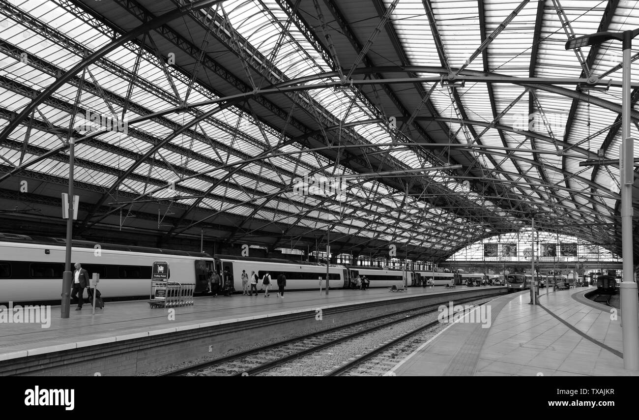 Quais de gare à la gare de Liverpool Lime Street, Liverpool, Angleterre, Royaume-Uni Banque D'Images