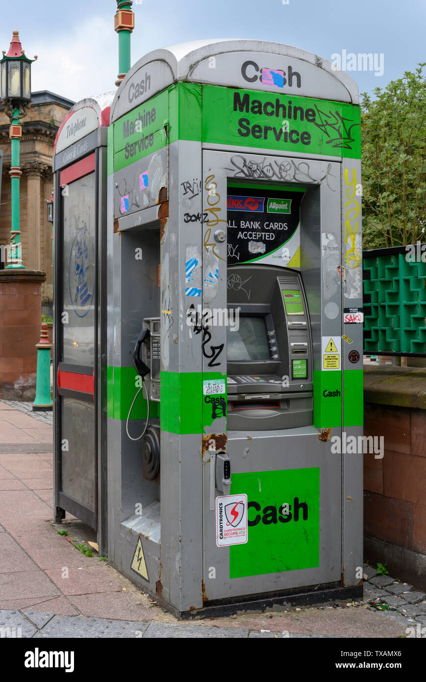 Vieux téléphone PO box converti pour être utilisé comme un distributeur automatique de billets, Liverpool, Angleterre, Royaume-Uni. Banque D'Images