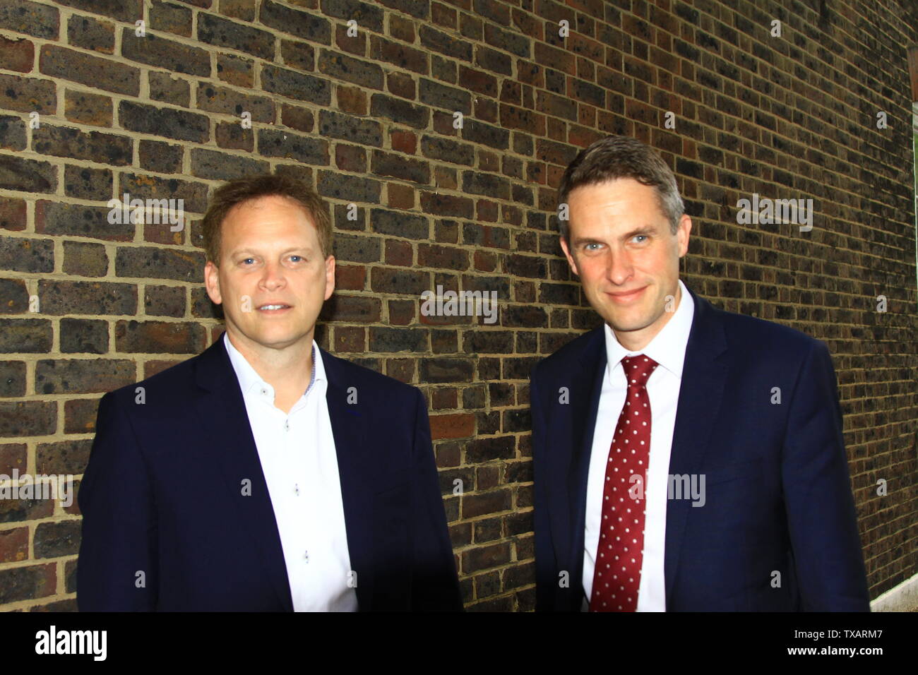 GRANT SHAPPS ET GAVIN WILLIAMSON DANS LA VILLE DE WESTMINSTER , , Londres , Royaume-Uni LE 24JUIN 2019. Les hommes politiques britanniques.LES DÉPUTÉS DU PARTI CONSERVATEUR. La politique britannique. Secrétaire d'état de défense. Banc avant. Arrière-BAN DÉPUTÉS. Banque D'Images