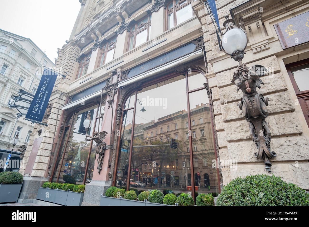 Budapest, NOV 9 : Vue extérieure du célèbre New York Palace Café le Nov 9, 2018 Budapest, Hongrie Banque D'Images