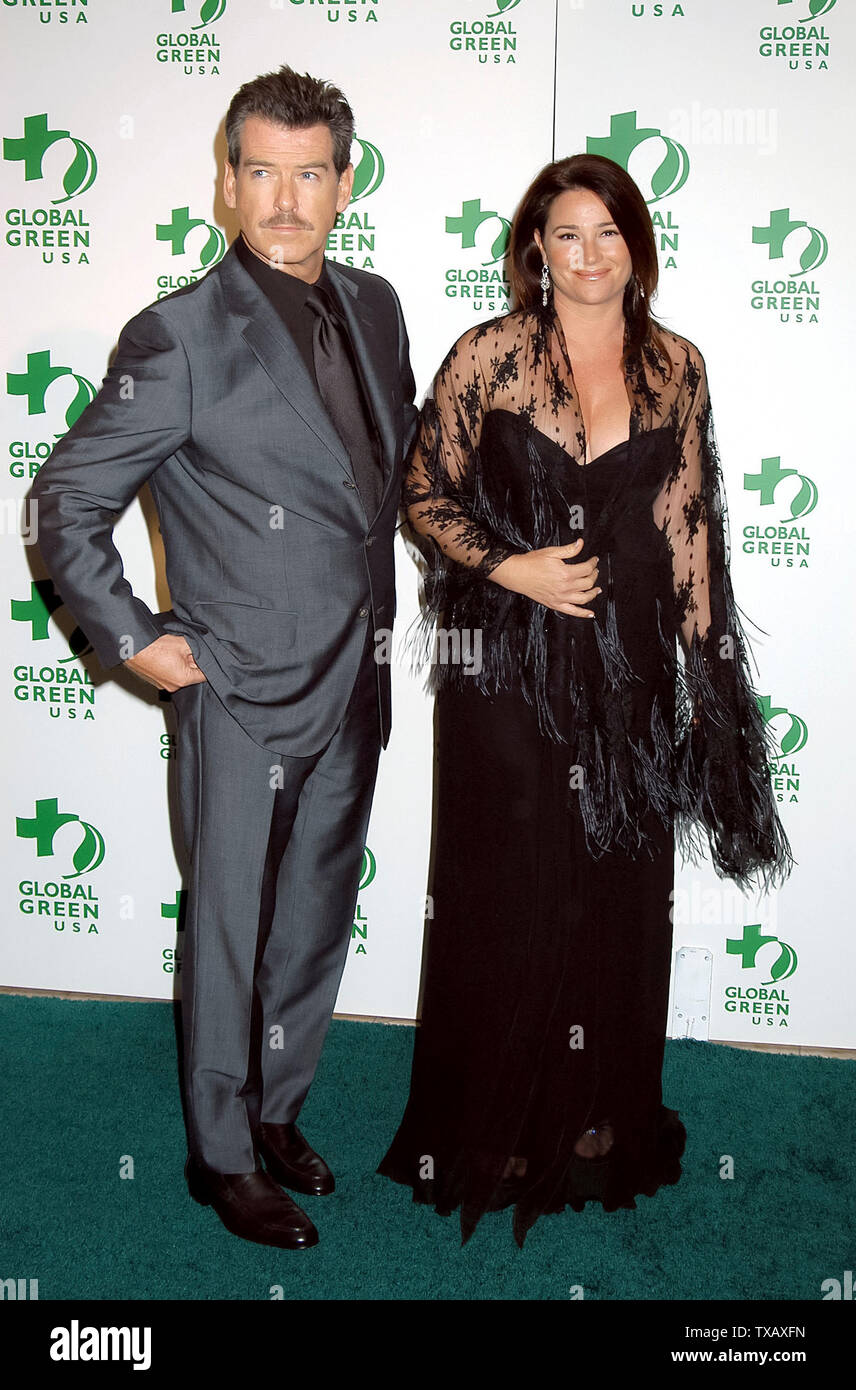 Pierce Brosnan et Keely Shaye Smith à la 8e édition du Prix du millénaire de Green Cross au St Regis Hotel à Los Angeles, CA. L'événement a eu lieu le mercredi 24 mars, 2004. Photo par : / PictureLux SBM - Référence #  Fichier SMBPLX 33790-3495 Banque D'Images