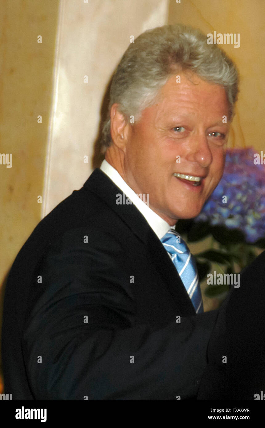 L'ancien Président Bill Clinton lors de la Journée du droit Hommage à R. Sargent Shriver, le visionnaire de l'America's 'guerre contre la pauvreté", organisé par le Centre national sur le droit des pauvres, qui a eu lieu au Beverly Hilton Hotel à Beverly Hills, CA. L'événement a eu lieu le jeudi, 1 mai 2003. Photo par : / PictureLux SBM - Référence #  Fichier SMBPLX 33790-3667 Banque D'Images