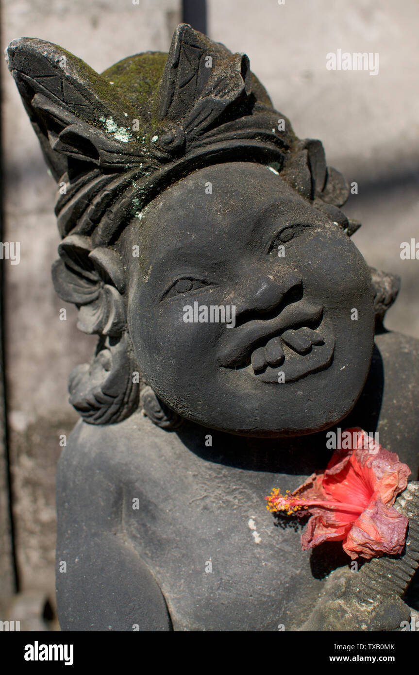 Close up photo d'une étrange femme balinais comme statue en pierre, situé en face d'une entrée indépendante à Ubud, Bali - Indonésie Banque D'Images