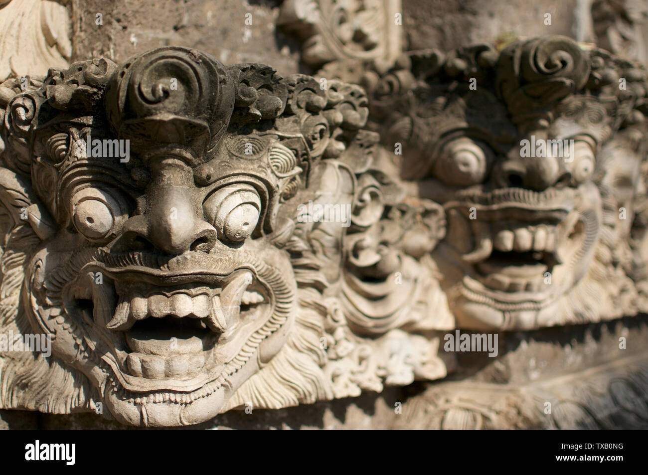 Close up photo de deux belles figures balinais gravés sur un mur situé à Ubud, Bali - Indonésie Banque D'Images