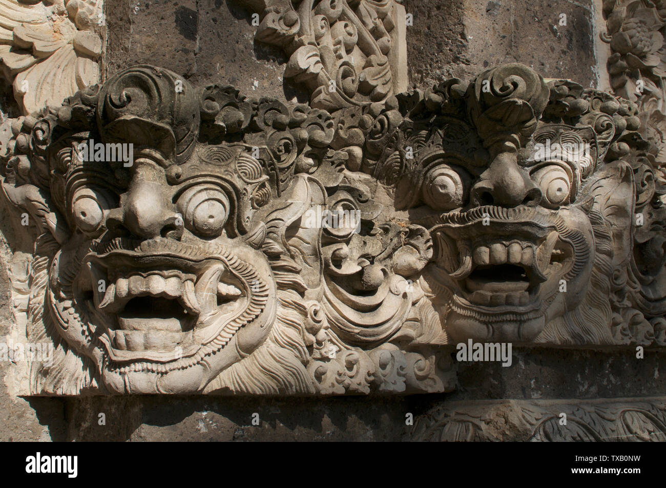 Close up photo de deux belles figures balinais gravés sur un mur situé à Ubud, Bali - Indonésie Banque D'Images