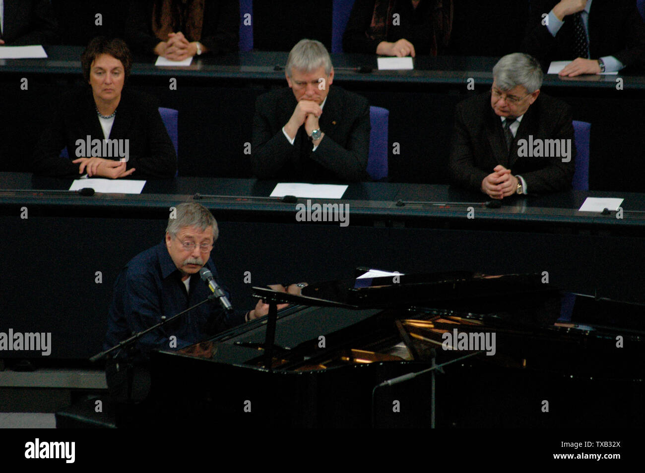 Mitglieder der Bundesregierung : Brigitte Zypries, Otto Schily, Joschka Fischer, Liedermacher Wolf Biermann, Gedenkstunde im Bundestag am 60. Jahrestag Banque D'Images