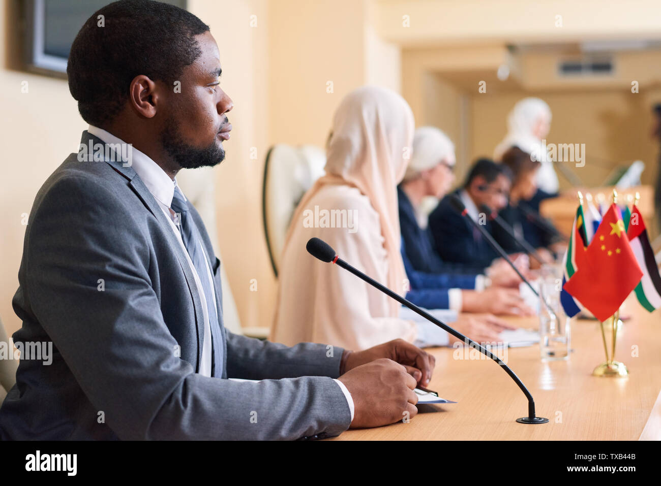Les jeunes africains-américains sérieux et délégué participant de forum politique Banque D'Images