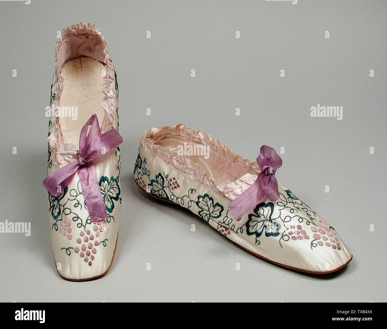 Paire de chaussons Boudoir pour Femme (Wedding Trousseau); États-Unis, 1849  costumes; Accessoires satin de soie, cuir suédé; broderie longueur: 9 3/4  po. (24,76 cm) chaque don de Dorothy M. Dixon (M. 83.231.4a-b)