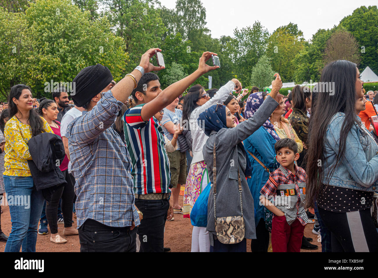 Un Scots-Punjabi principalement, multiculturelle, foule bénéficiant d'une loi à Glasgow, 2019 Mela gratuitement un festival multiculturel en parc de Kelvingrove, dans le West End. Banque D'Images