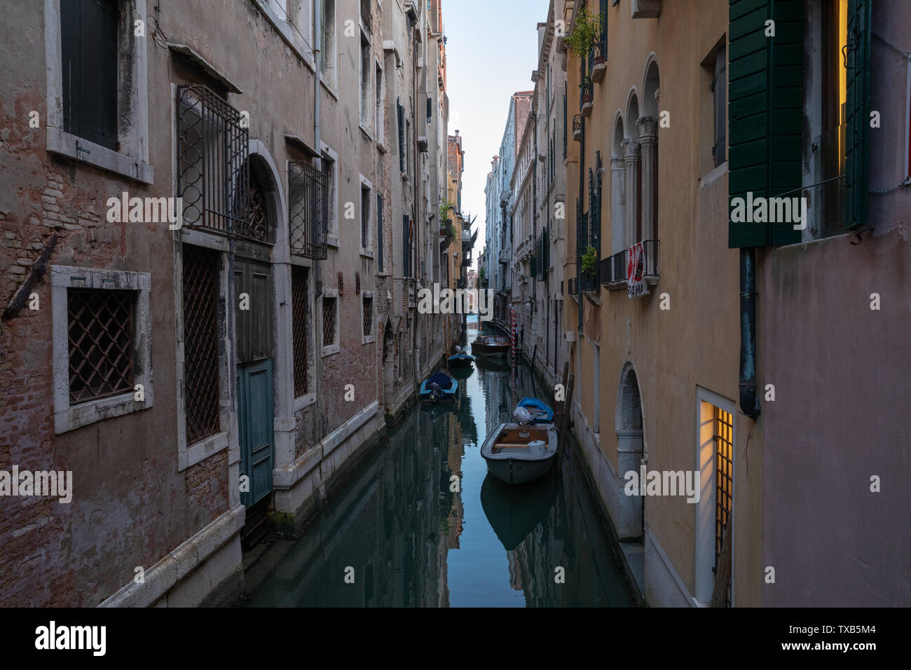 Venise, Italie - 30 juin 2018 : vue panoramique du canal de Venise avec les bâtiments historiques et les gondoles de pont. Paysage du soir d'été 24 Banque D'Images