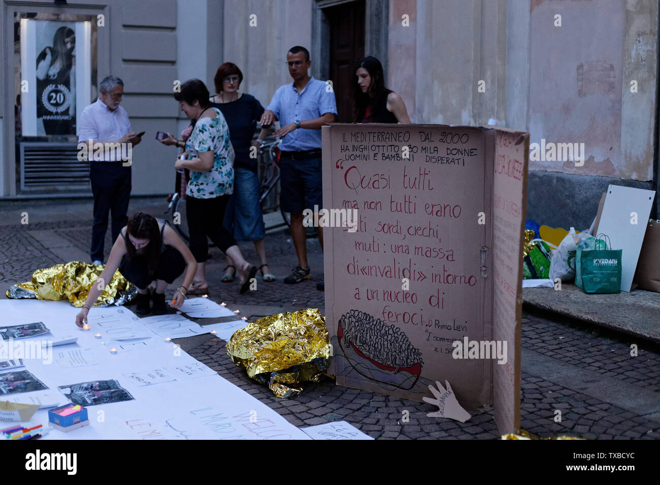 Turin, Italie. 24 Juin, 2019. Des activistes demandent pour l'atterrissage immédiat des naufragés sur la mer Watch 3 navire à un vigile de nuit à l'appui de Don Carmelo La Magra et Lampedusa's Forum Social, jour 2. Crédits : MLBARIONA/Alamy Live News Banque D'Images