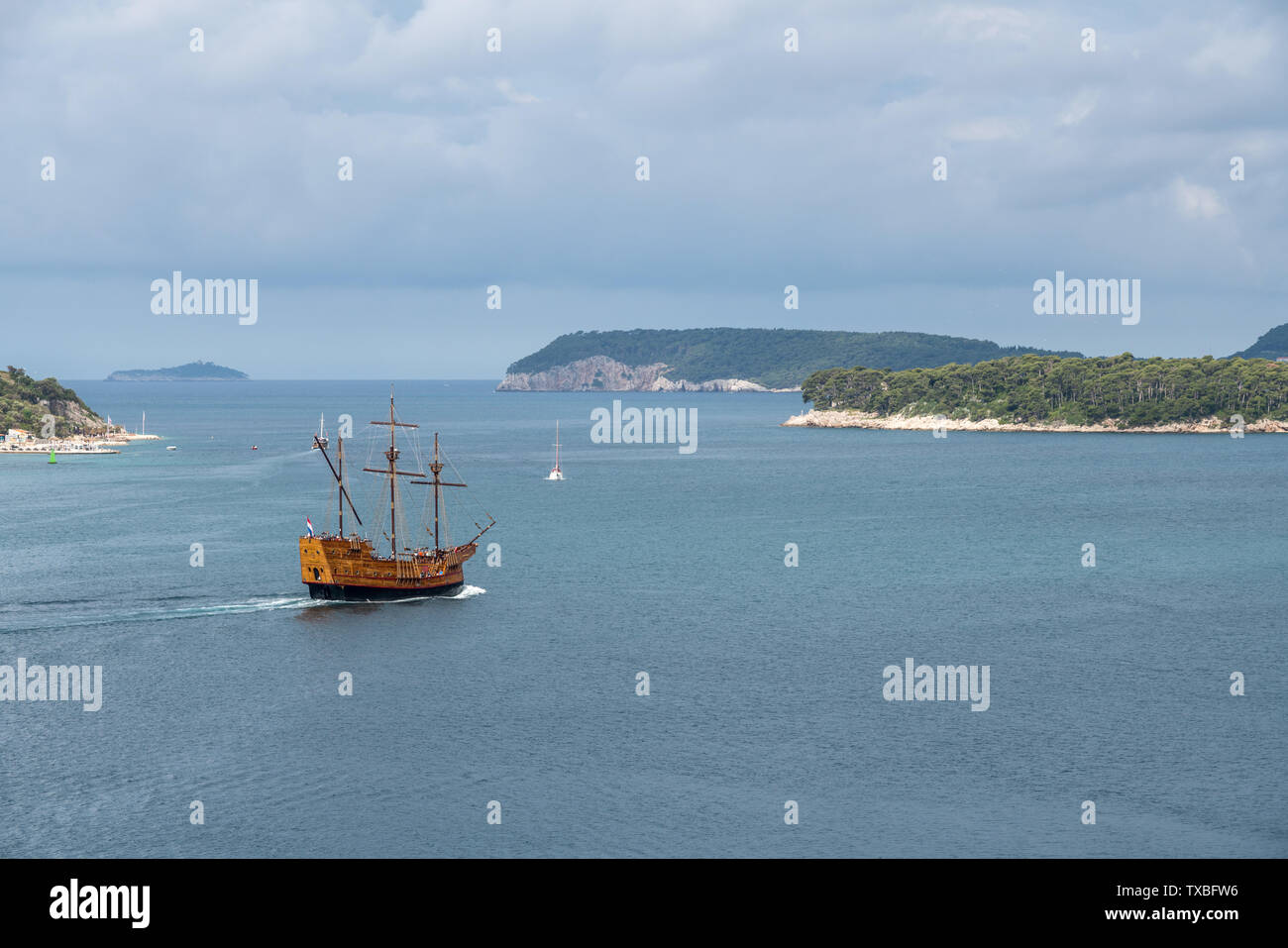 Trois mâts bateau de croisière et de quitter le port de Dubrovnik en Croatie Banque D'Images