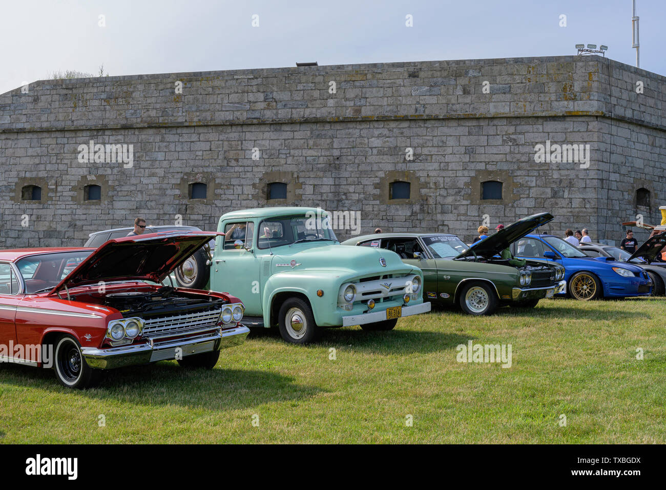 Autos à une exposition de voiture Banque D'Images