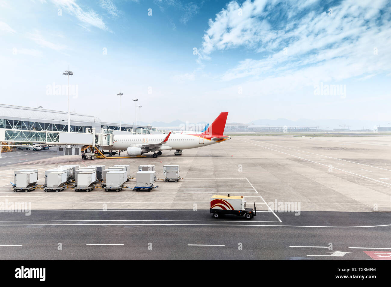 Skyline et ari avion dans la bretelle de l'aéroport Banque D'Images