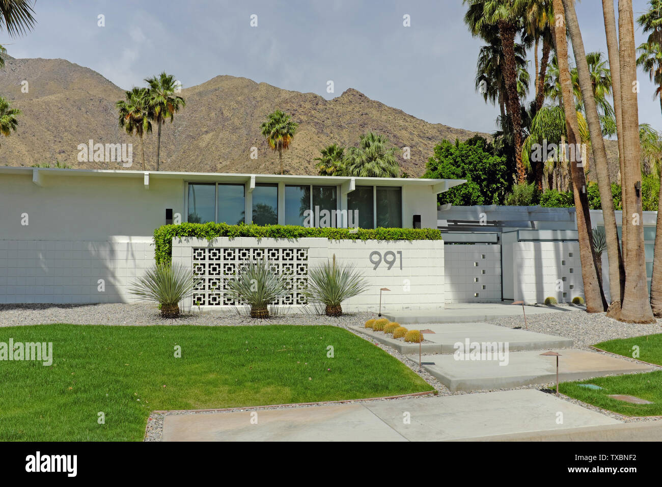 Construite en 1959, cette maison moderne construite par Alexander au milieu du siècle est située au 991 N. via Monte Vista à Palm Springs, en Californie. Banque D'Images
