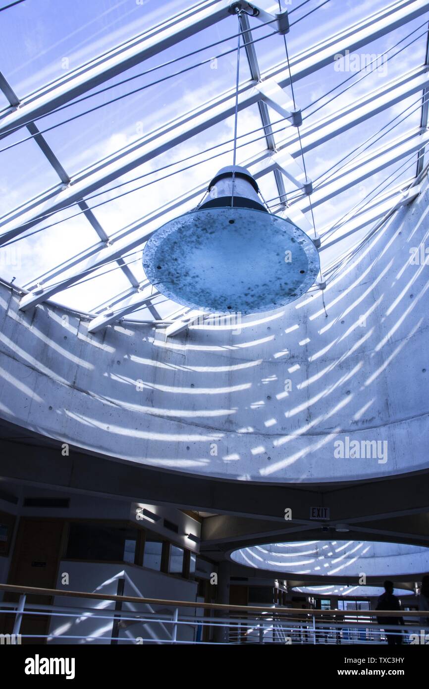 Plafond en verre et murs en béton dans un bâtiment moderne avec grand éclairage Banque D'Images